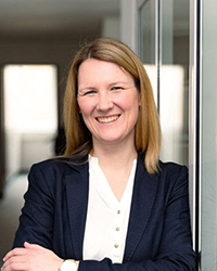 Jennifer Günther Ass. Jur., Jusitiziarin, Geschäftsstellenleitung Peine, angelehnt am Türrahmen stehend